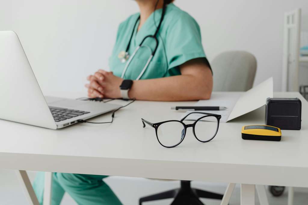 Schedule a medical evaluation for Pregnancy Complications with a telehealth doctor in Lawndale